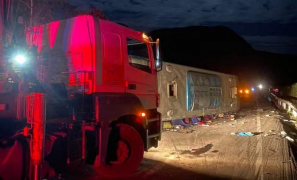 Tragédia na BR-116 | acidente com ônibus deixa 4 mortos e 32 feridos no Norte de Minas Gerais